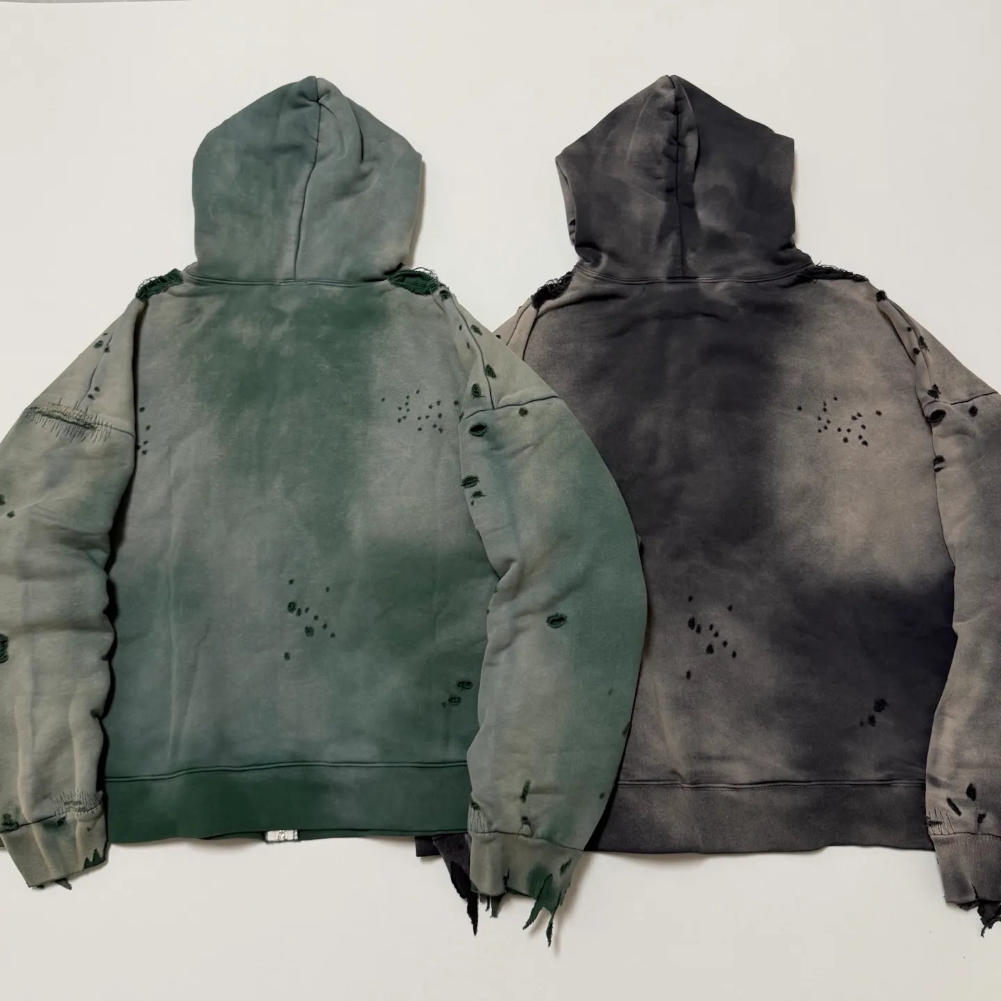 SAINT Mxxxxxx DBL FACE ZIP UP HOODIE/GREEN Double-layer destroyed waffle zipper jacket, washed green S-XL, a style that has been used in the summer. After continuous fine polishing, it has finally been shipped. The finished product is simply a work of art. Super heavy washing and distressing. Multiple water fades. Excessive hand-made wormhole destruction processing. Deconstruction and reorganization embroidery technology. Custom-made zippers with LOGO. The color details of the zipper webbing are also correct. Original grade fruit main label and wash water label. Top purchasing grade. A layer of waffle fabric is added to the inner lining to make the overall texture stronger and increase the comfort and warmth of the wearer.